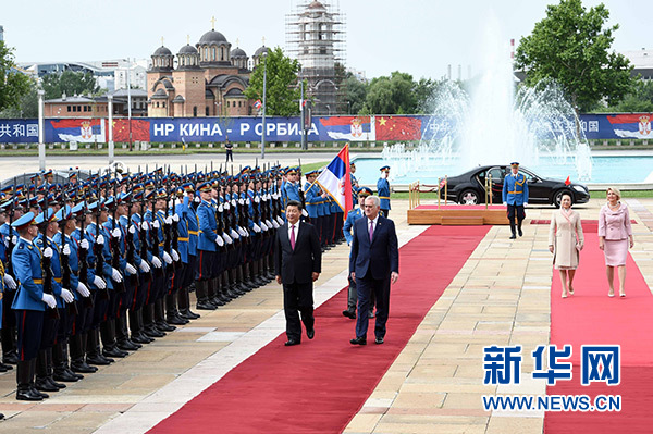 6月18日，國(guó)家主席習(xí)近平出席塞爾維亞總統(tǒng)尼科利奇在貝爾格萊德舉行的隆重歡迎儀式。 新華社記者饒愛(ài)民攝