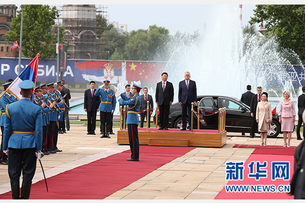  6月18日，國(guó)家主席習(xí)近平出席塞爾維亞總統(tǒng)尼科利奇在貝爾格萊德舉行的隆重歡迎儀式。 新華社記者馬占成攝