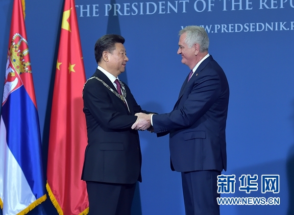6月18日，國家主席習(xí)近平在貝爾格萊德同塞爾維亞總統(tǒng)尼科利奇舉行會談。會談后，尼科利奇向習(xí)近平授予塞爾維亞最高級別勛章&ldquo;共和國一級榮譽(yù)勛章&rdquo;，感謝習(xí)近平為中塞關(guān)系發(fā)展作出的杰出貢獻(xiàn)。新華社記者 李濤 攝 
