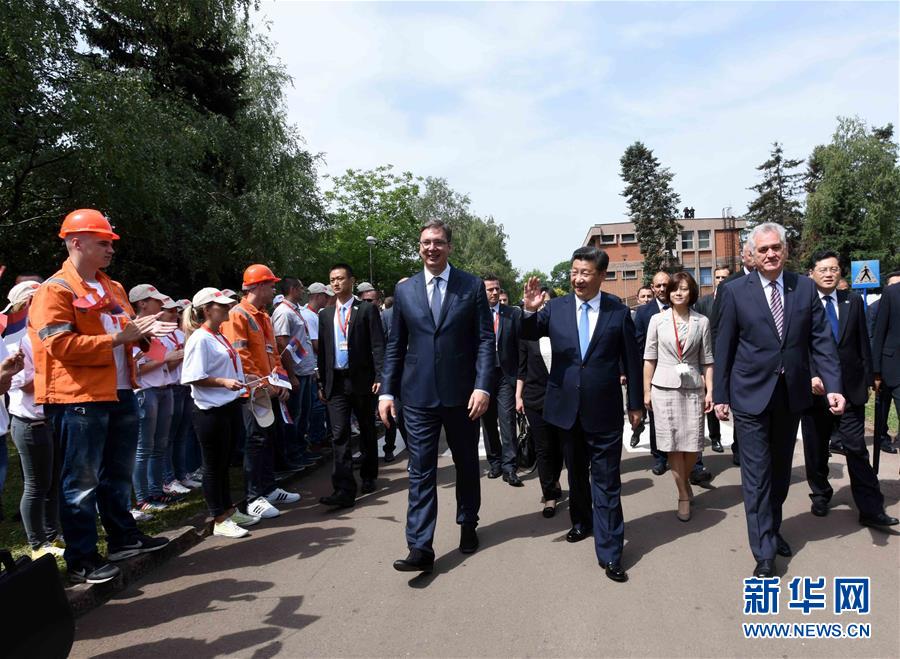 6月19日上午，國家主席習(xí)近平在貝爾格萊德參觀河鋼集團(tuán)塞爾維亞斯梅代雷沃鋼廠。習(xí)近平抵達(dá)時(shí)，塞爾維亞總統(tǒng)尼科利奇、總理武契奇在停車處熱情迎接。鋼廠工人和家屬、當(dāng)?shù)厥忻駭?shù)千人夾道歡迎。新華社記者 饒愛民 攝