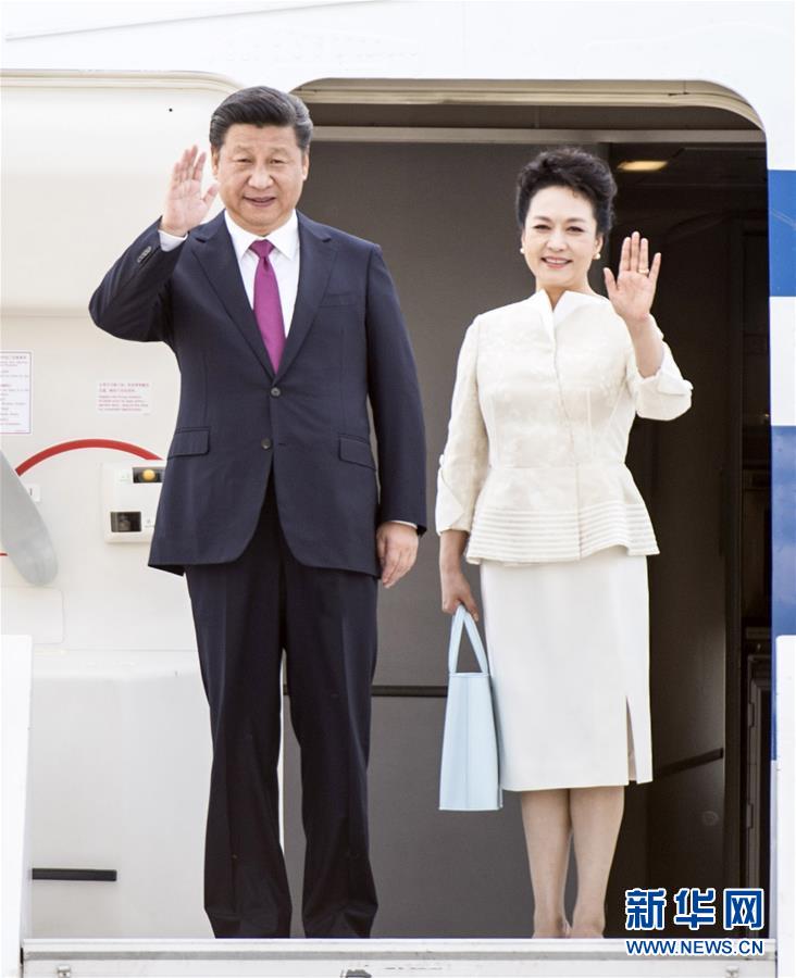 6月19日，國(guó)家主席習(xí)近平抵達(dá)華沙，開(kāi)始對(duì)波蘭共和國(guó)進(jìn)行國(guó)事訪問(wèn)。這是習(xí)近平和夫人彭麗媛步出艙門。 新華社記者 謝環(huán)馳 攝 