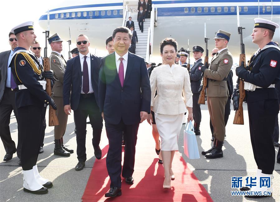 6月19日，國(guó)家主席習(xí)近平抵達(dá)華沙，開(kāi)始對(duì)波蘭共和國(guó)進(jìn)行國(guó)事訪問(wèn)。這是習(xí)近平和夫人彭麗媛走下飛機(jī)。 新華社記者 饒愛(ài)民 攝
