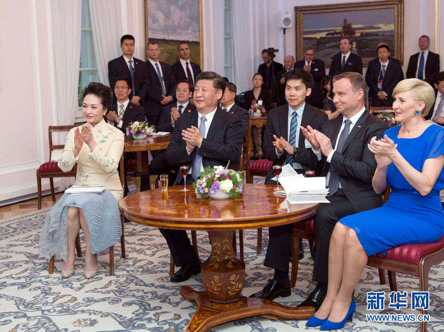 6月19日，國(guó)家主席習(xí)近平和夫人彭麗媛下午抵達(dá)波蘭首都華沙，當(dāng)晚即應(yīng)邀來(lái)到貝爾維德宮做客。這是習(xí)近平和彭麗媛同杜達(dá)夫婦共同欣賞波蘭馬佐夫舍民族歌舞團(tuán)的精彩演出。新華社記者 謝環(huán)馳 攝 