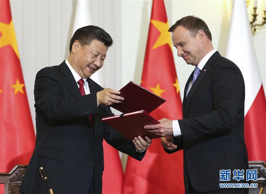 6月20日，國家主席習(xí)近平在華沙同波蘭總統(tǒng)杜達(dá)舉行會談。這是會談后，兩國元首共同簽署《中華人民共和國和波蘭共和國關(guān)于建立全面戰(zhàn)略伙伴關(guān)系的聯(lián)合聲明》。新華社記者蘭紅光攝