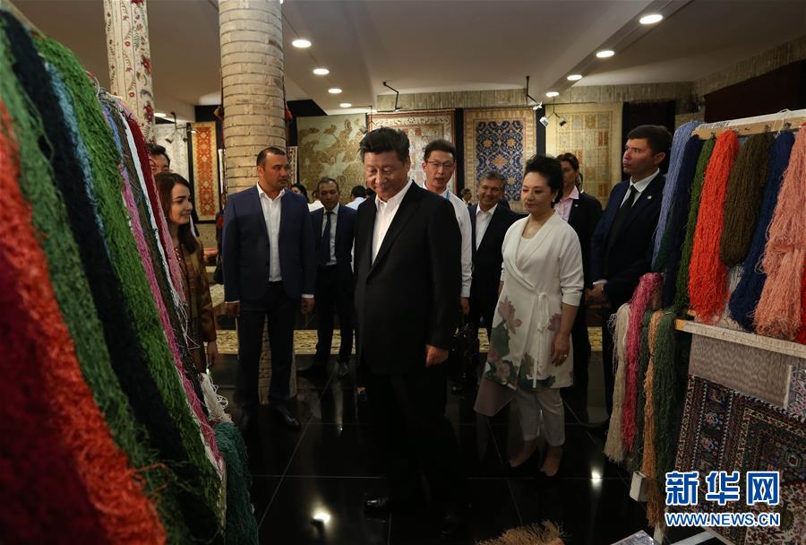 6月21日下午，正在對烏茲別克斯坦進(jìn)行國事訪問的國家主席習(xí)近平在烏茲別克斯坦總理米爾濟(jì)約耶夫陪同下，來到布哈拉古城參觀這座被稱為&ldquo;絲綢之路活化石&rdquo;的歷史文化名城。這是習(xí)近平和夫人彭麗媛參觀一家地毯和絲綢作坊。新華社記者蘭紅光攝