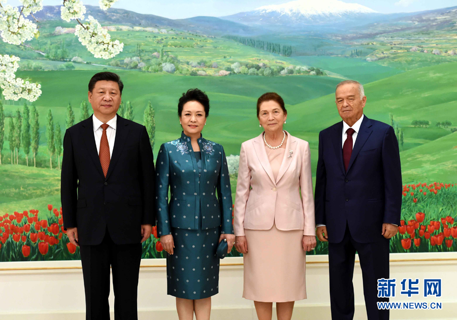 6月22日，國家主席習(xí)近平在塔什干庫克薩萊國賓館同烏茲別克斯坦總統(tǒng)卡里莫夫舉行會談。會談前，習(xí)近平出席卡里莫夫舉行的歡迎儀式。習(xí)近平和夫人彭麗媛受到卡里莫夫和夫人卡里莫娃熱情迎接。新華社記者饒愛民攝
