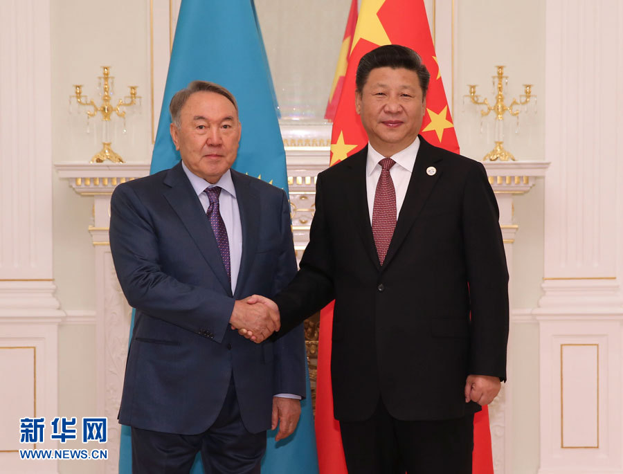  6月24日，國(guó)家主席習(xí)近平在塔什干會(huì)見(jiàn)哈薩克斯坦總統(tǒng)納扎爾巴耶夫。 新華社記者 蘭紅光 攝 