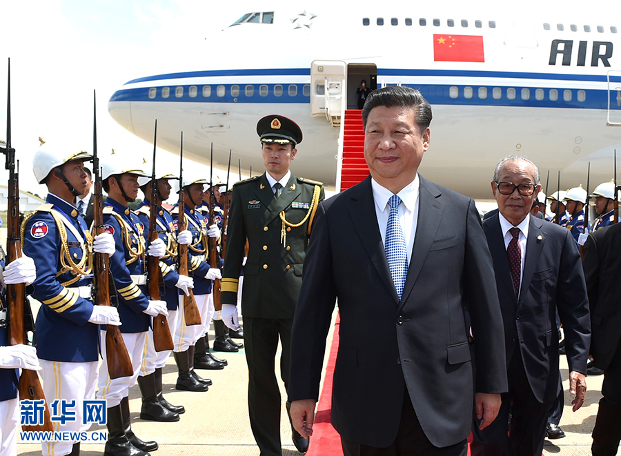 10月13日，國(guó)家主席習(xí)近平乘專機(jī)抵達(dá)金邊國(guó)際機(jī)場(chǎng)，開(kāi)始對(duì)柬埔寨王國(guó)進(jìn)行國(guó)事訪問(wèn)。柬埔寨副首相兼王宮事務(wù)大臣貢桑奧親王和夏卡朋親王、阿倫公主等在舷梯旁熱情迎接習(xí)近平主席。新華社記者　謝環(huán)馳　攝