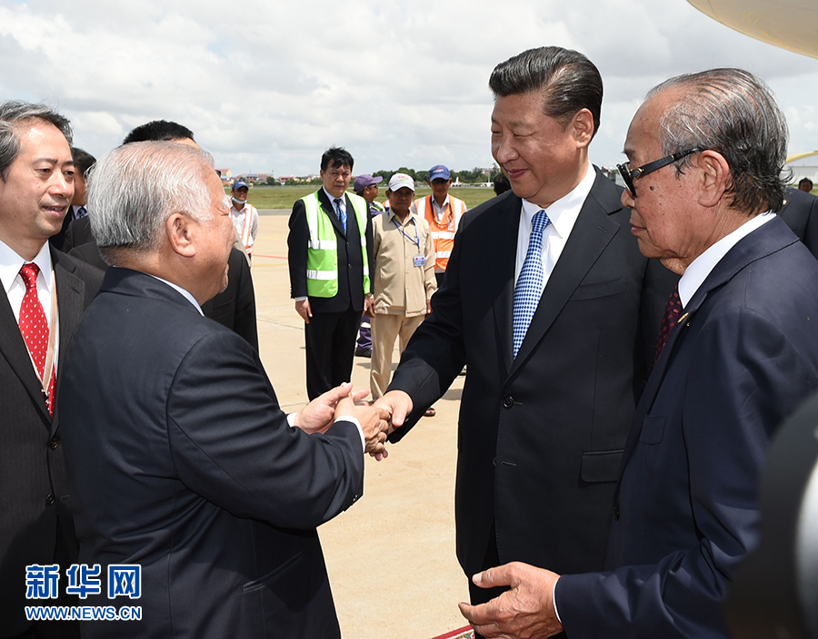 10月13日，國(guó)家主席習(xí)近平乘專機(jī)抵達(dá)金邊國(guó)際機(jī)場(chǎng)，開(kāi)始對(duì)柬埔寨王國(guó)進(jìn)行國(guó)事訪問(wèn)。柬埔寨副首相兼王宮事務(wù)大臣貢桑奧親王和夏卡朋親王、阿倫公主等在舷梯旁熱情迎接習(xí)近平主席。新華社記者　謝環(huán)馳　攝