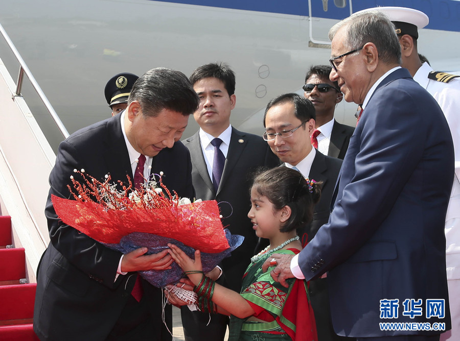 10月14日，國(guó)家主席習(xí)近平抵達(dá)達(dá)卡，開始對(duì)孟加拉人民共和國(guó)進(jìn)行國(guó)事訪問(wèn)。這是習(xí)近平接受孟加拉國(guó)兒童獻(xiàn)花。 新華社記者 蘭紅光 攝