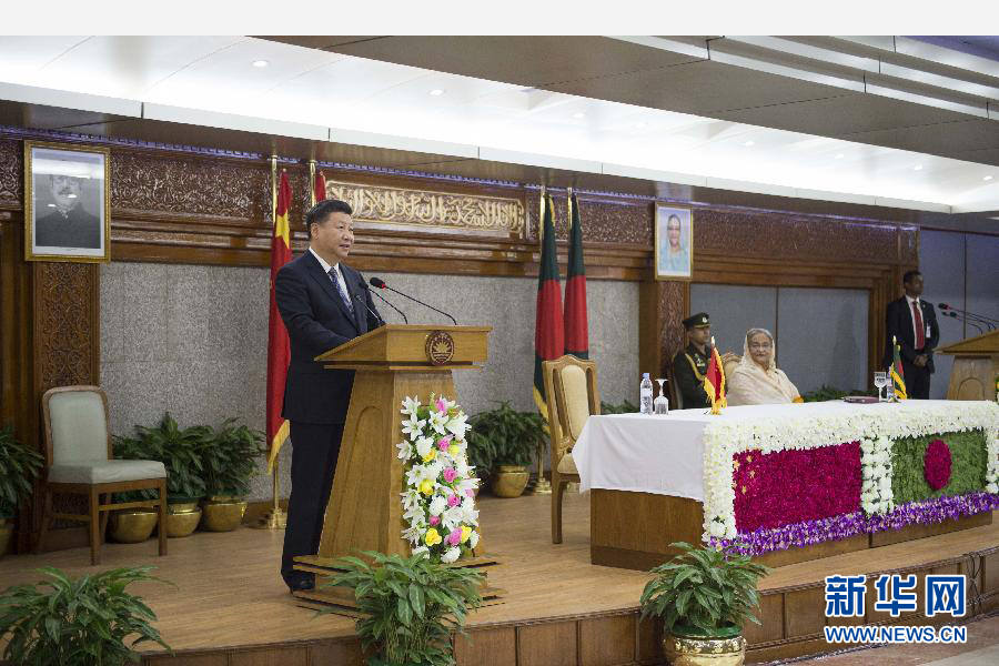 10月14日，國家主席習(xí)近平在達(dá)卡同孟加拉國總理哈西娜舉行會(huì)談。這是會(huì)談后，兩國領(lǐng)導(dǎo)人共同會(huì)見記者。 新華社記者謝環(huán)馳攝 
