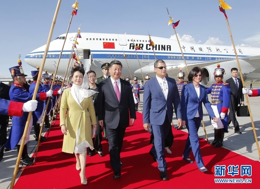 當(dāng)?shù)貢r(shí)間11月17日，國家主席習(xí)近平乘專機(jī)抵達(dá)基多，開始對(duì)厄瓜多爾共和國進(jìn)行國事訪問。厄瓜多爾總統(tǒng)科雷亞和夫人馬勒布等在機(jī)場熱情迎接習(xí)近平和夫人彭麗媛。新華社記者 鞠鵬 攝 