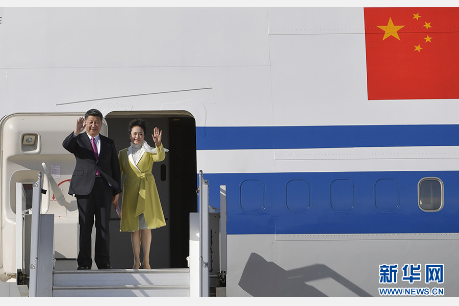當(dāng)?shù)貢r(shí)間11月17日，國家主席習(xí)近平乘專機(jī)抵達(dá)基多，開始對(duì)厄瓜多爾共和國進(jìn)行國事訪問。這是習(xí)近平與夫人彭麗媛向歡迎人群揮手致意。新華社記者 王曄 攝 