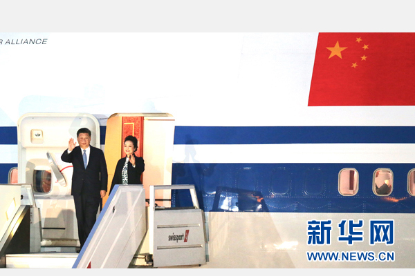 當(dāng)?shù)貢r(shí)間11月18日，國家主席習(xí)近平抵達(dá)利馬，出席亞太經(jīng)合組織第二十四次領(lǐng)導(dǎo)人非正式會(huì)議并對秘魯共和國進(jìn)行國事訪問。習(xí)近平和夫人彭麗媛受到秘魯副總統(tǒng)阿勞斯等熱情迎接。新華社記者 丁林 攝