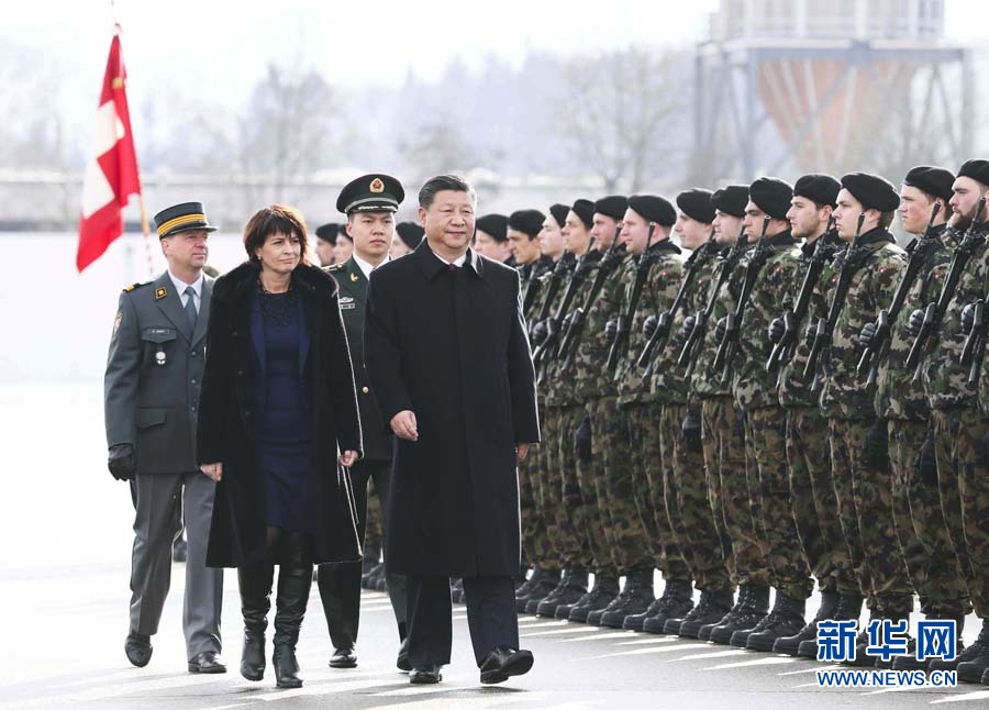 1月15日，國家主席習(xí)近平乘專機(jī)抵達(dá)蘇黎世，開始對瑞士聯(lián)邦進(jìn)行國事訪問。 這是習(xí)近平在瑞士聯(lián)邦主席洛伊特哈德陪同下檢閱儀仗隊(duì)。新華社記者 蘭紅光 攝