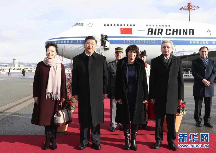 1月15日，國家主席習(xí)近平乘專機(jī)抵達(dá)蘇黎世，開始對瑞士聯(lián)邦進(jìn)行國事訪問。這是瑞士聯(lián)邦主席洛伊特哈德在機(jī)場為習(xí)近平和夫人彭麗媛舉行隆重歡迎儀式。 新華社記者 蘭紅光 攝