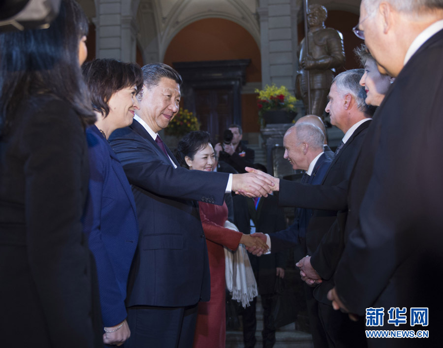 1月15日，國家主席習(xí)近平在伯爾尼出席瑞士聯(lián)邦委員會全體委員集體舉行的迎接儀式并致辭。 新華社記者 謝環(huán)馳 攝