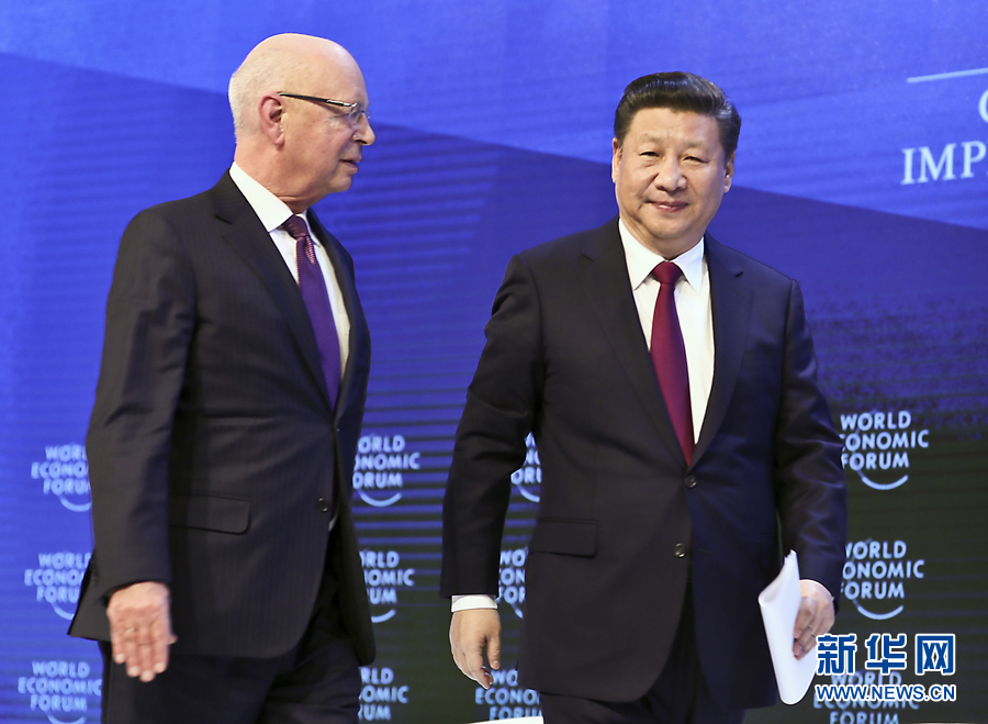 1月17日，國家主席習(xí)近平在瑞士達(dá)沃斯國際會議中心出席世界經(jīng)濟(jì)論壇2017年年會開幕式，并發(fā)表題為《共擔(dān)時代責(zé)任共促全球發(fā)展》的主旨演講。這是習(xí)近平同世界經(jīng)濟(jì)論壇創(chuàng)始人兼執(zhí)行主席施瓦布在一起。 新華社記者 蘭紅光 攝