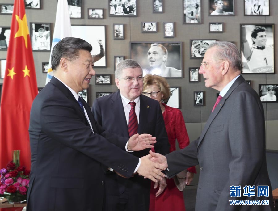1月18日，國家主席習(xí)近平在瑞士洛桑國際奧林匹克博物館會見國際奧林匹克委員會主席巴赫。這是會見后，習(xí)近平與國際奧委會名譽(yù)主席羅格交談。新華社記者 蘭紅光 攝