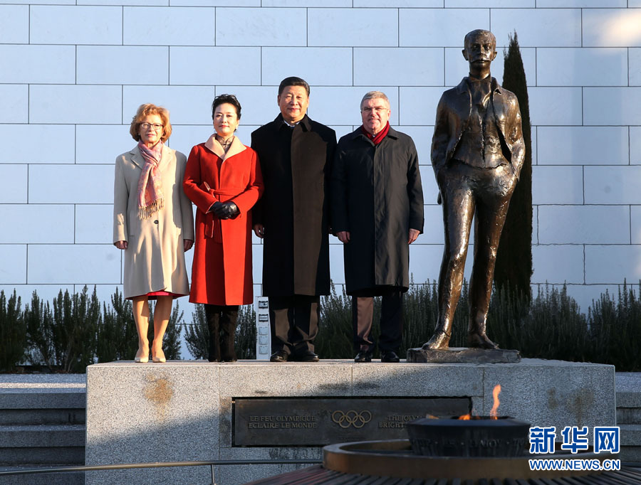 1月18日，國家主席習(xí)近平在瑞士洛桑國際奧林匹克博物館會見國際奧林匹克委員會主席巴赫。這是習(xí)近平和夫人彭麗媛與巴赫夫婦在現(xiàn)代奧林匹克運(yùn)動發(fā)起人顧拜旦雕像前合影。新華社記者 姚大偉 攝