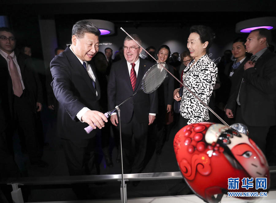 1月18日，國家主席習(xí)近平在瑞士洛桑國際奧林匹克博物館會見國際奧林匹克委員會主席巴赫。這是習(xí)近平在巴赫陪同下，參觀羽毛球世界冠軍李玲蔚用過的球拍。新華社記者 蘭紅光 攝