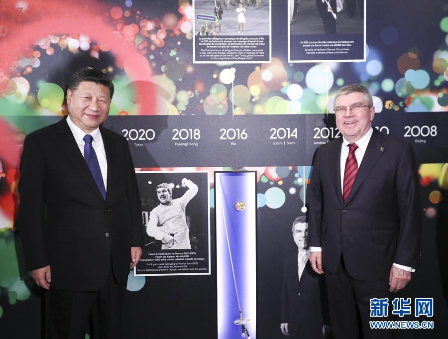 1月18日，國家主席習(xí)近平在瑞士洛桑國際奧林匹克博物館會見國際奧林匹克委員會主席巴赫。這是習(xí)近平與巴赫在巴赫作為擊劍運(yùn)動員參加奧運(yùn)會的照片前合影。新華社記者 蘭紅光 攝