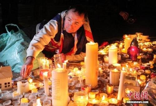 3月23日晚，倫敦民眾在市中心的特拉法加廣場(chǎng)舉行燭光集會(huì)，悼念此前一天發(fā)生在英國(guó)議會(huì)大廈附近的恐怖襲擊事件遇難者。 <a target='_blank' ><p  align=
