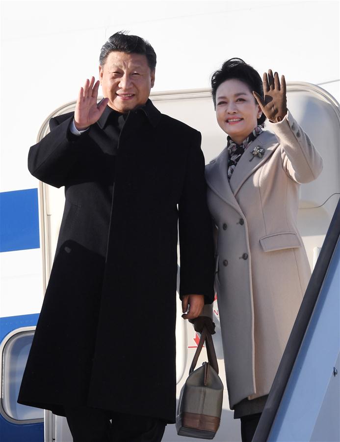 4月4日，國家主席習(xí)近平乘專機(jī)抵達(dá)赫爾辛基，開始對芬蘭共和國進(jìn)行國事訪問。這是習(xí)近平和夫人彭麗媛步出艙門。 新華社記者 饒愛民 攝 