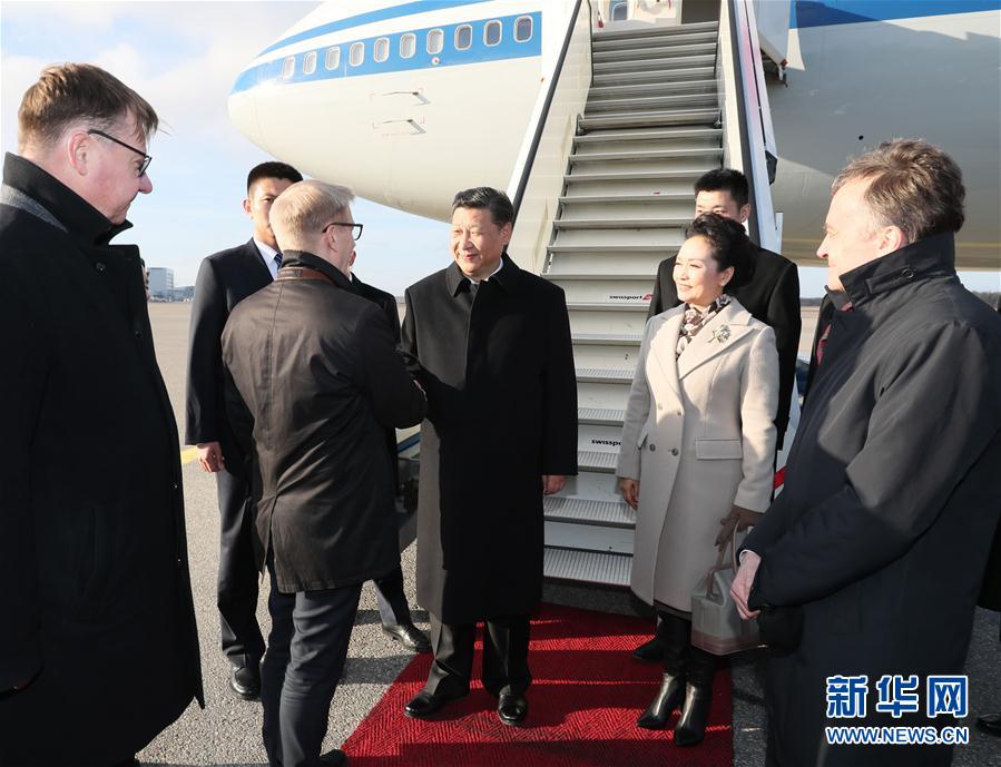4月4日，國家主席習(xí)近平乘專機(jī)抵達(dá)赫爾辛基，開始對芬蘭共和國進(jìn)行國事訪問。這是芬蘭政府代表、農(nóng)業(yè)與環(huán)境部長蒂利凱寧等在舷梯旁熱情迎接習(xí)近平和夫人彭麗媛。新華社記者 蘭紅光 攝 