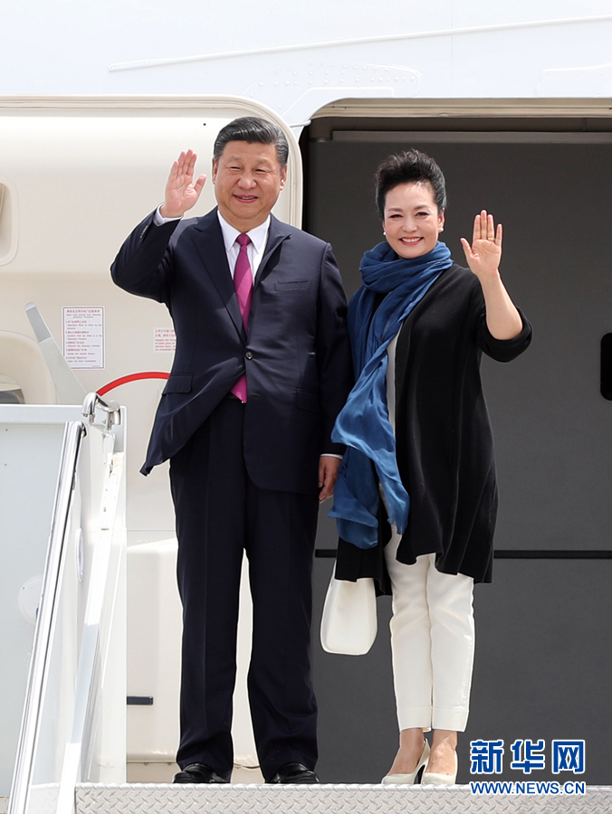 4月6日，國家主席習近平乘專機抵達美國佛羅里達州，將在海湖莊園同美國總統(tǒng)特朗普舉行中美元首會晤。這是習近平和夫人彭麗媛步出機艙。新華社記者 劉衛(wèi)兵 攝 