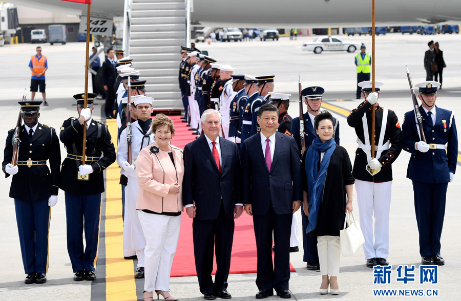4月6日，國家主席習近平乘專機抵達美國佛羅里達州，將在海湖莊園同美國總統(tǒng)特朗普舉行中美元首會晤。習近平和夫人彭麗媛受到美國國務卿蒂勒森夫婦等熱情迎接。新華社記者 吳曉凌 攝
