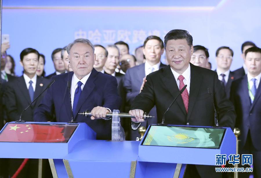 6月8日，正在哈薩克斯坦訪問的國家主席習(xí)近平在哈薩克斯坦總統(tǒng)納扎爾巴耶夫陪同下，參觀阿斯塔納專項世博會中國國家館，并共同出席中哈亞歐跨境運(yùn)輸視頻連線儀式。這是在中國國家館舉行的中哈亞歐跨境運(yùn)輸視頻連線儀式上，兩國元首共同推動操控桿，視頻顯示中哈連云港物流合作基地和&ldquo;霍爾果斯－東大門&rdquo;經(jīng)濟(jì)特區(qū)無水港兩個分會場四列火車鳴笛開行。新華社記者 丁林 攝