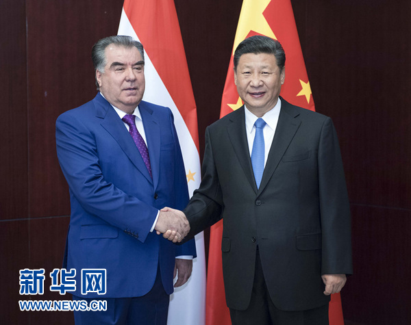 6月9日，國家主席習近平在阿斯塔納會見塔吉克斯坦總統(tǒng)拉赫蒙。新華社記者 李濤 攝