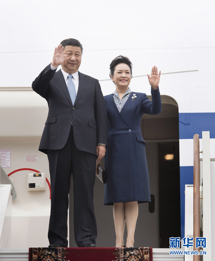 7月3日，國家主席習近平乘專機抵達莫斯科，開始對俄羅斯聯邦進行國事訪問。這是習近平和夫人彭麗媛步出艙門。 新華社記者 李學仁 攝