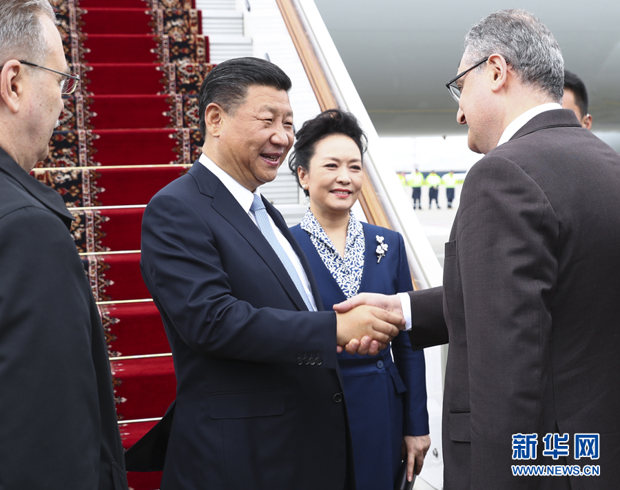 7月3日，國家主席習近平乘專機抵達莫斯科，開始對俄羅斯聯邦進行國事訪問。這是習近平和夫人彭麗媛受到俄羅斯政府高級官員熱情迎接。新華社記者 謝環(huán)馳 攝 