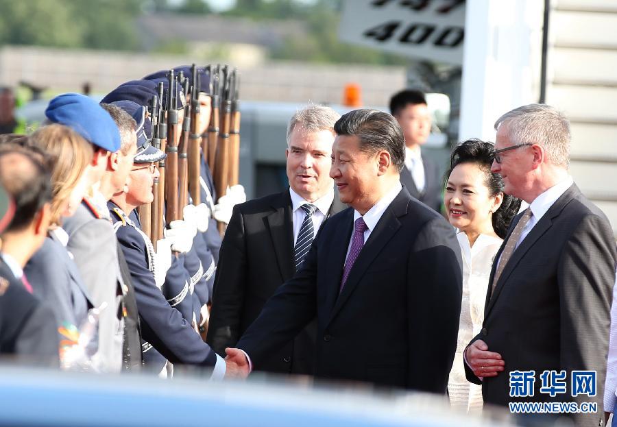 7月4日，國(guó)家主席習(xí)近平乘專機(jī)抵達(dá)柏林，開始對(duì)德意志聯(lián)邦共和國(guó)進(jìn)行國(guó)事訪問。德國(guó)政府高級(jí)官員在舷梯旁迎接習(xí)近平和夫人彭麗媛。新華社記者 姚大偉 攝