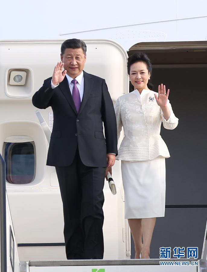 7月4日，國(guó)家主席習(xí)近平乘專機(jī)抵達(dá)柏林，開始對(duì)德意志聯(lián)邦共和國(guó)進(jìn)行國(guó)事訪問。這是習(xí)近平和夫人彭麗媛步出艙門。 新華社記者 姚大偉 攝