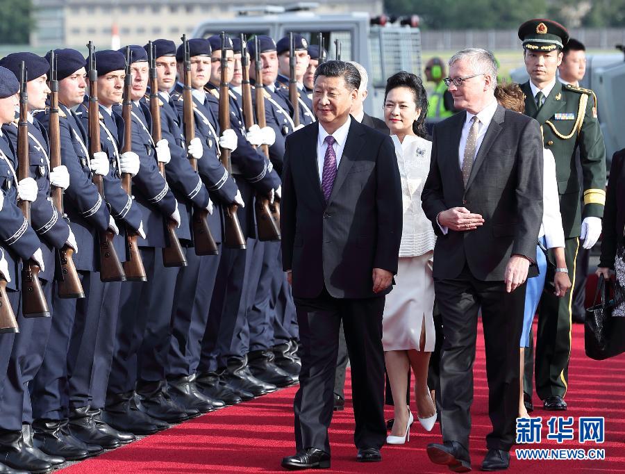 7月4日，國(guó)家主席習(xí)近平乘專機(jī)抵達(dá)柏林，開始對(duì)德意志聯(lián)邦共和國(guó)進(jìn)行國(guó)事訪問。德國(guó)政府高級(jí)官員在舷梯旁迎接習(xí)近平和夫人彭麗媛。新華社記者 王曄 攝