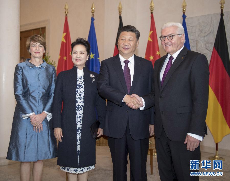 7月5日，國家主席習(xí)近平在柏林會(huì)見德國總統(tǒng)施泰因邁爾。會(huì)見前，施泰因邁爾在總統(tǒng)府花園為習(xí)近平舉行隆重歡迎儀式。這是習(xí)近平和夫人彭麗媛同施泰因邁爾夫婦合影。新華社記者 李學(xué)仁 攝