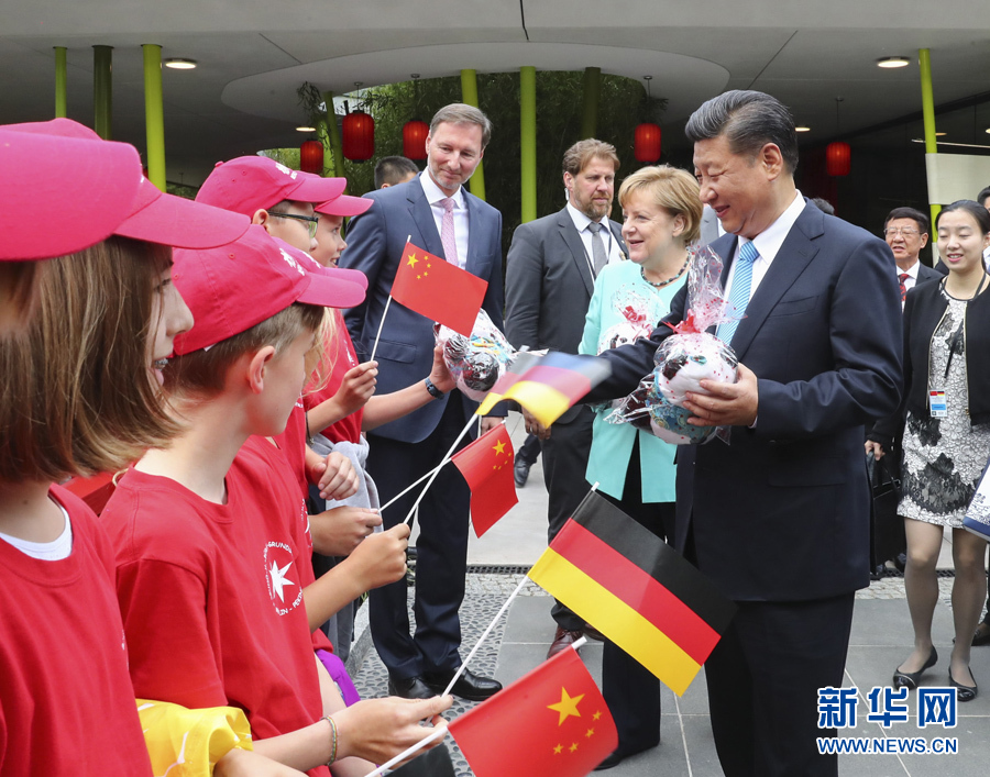 7月5日，國(guó)家主席習(xí)近平同德國(guó)總理默克爾共同出席柏林動(dòng)物園大熊貓館開館儀式。這是習(xí)近平向現(xiàn)場(chǎng)的孩子們贈(zèng)送大熊貓毛絨玩具。 新華社記者謝環(huán)馳 攝