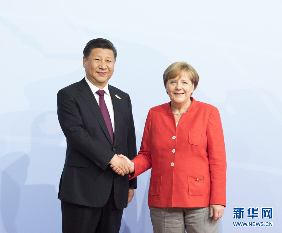 7月7日，二十國集團領(lǐng)導(dǎo)人第十二次峰會在德國漢堡舉行。國家主席習(xí)近平出席并發(fā)表題為《堅持開放包容　推動聯(lián)動增長》的重要講話。這是峰會開始前，習(xí)近平受到德國總理默克爾迎接。新華社記者 李學(xué)仁 攝 