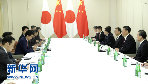 7月8日，國(guó)家主席習(xí)近平應(yīng)約在漢堡會(huì)見日本首相安倍晉三。新華社記者 馬占成 攝