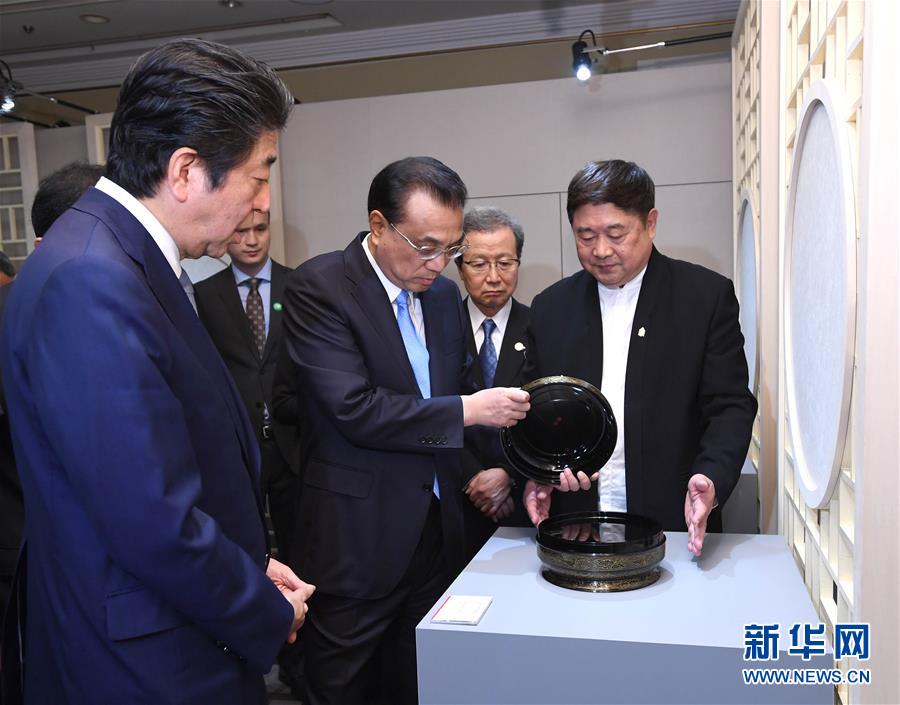 （時政）李克強(qiáng)與日本首相安倍晉三共同參觀&ldquo;讓文物活起來&mdash;&mdash;故宮文創(chuàng)展&rdquo;
