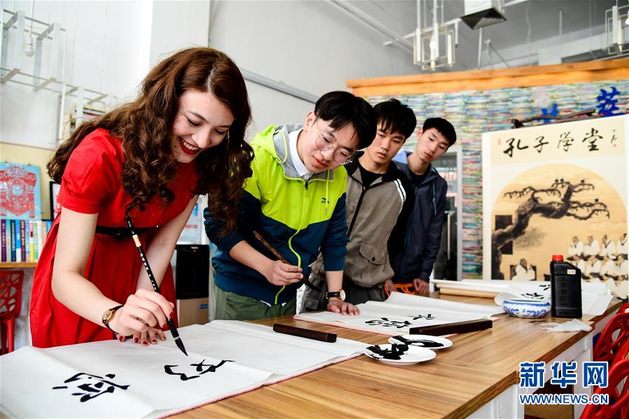 （新華全媒頭條&middot;上合青島峰會(huì)&middot;圖文互動(dòng)）（13）遠(yuǎn)航，揚(yáng)起&ldquo;上海精神&rdquo;的時(shí)代風(fēng)帆&mdash;&mdash;寫在上海合作組織成員國(guó)元首理事會(huì)第十八次會(huì)議即將召開之際