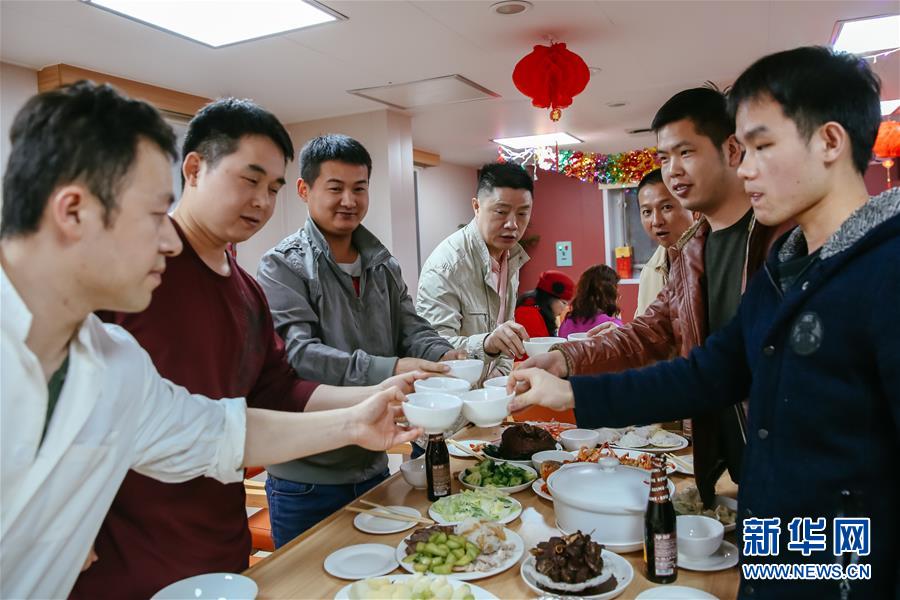 （國際&middot;圖文互動(dòng)）（3）遠(yuǎn)洋巨輪上遲來的年夜飯