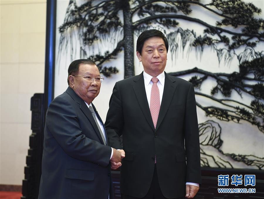 （時政）栗戰(zhàn)書會見老撾人民革命黨中央總書記、國家主席本揚(yáng)