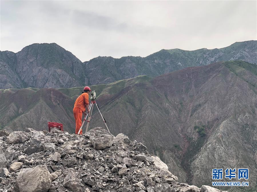 （習(xí)近平出訪(fǎng)配合稿&middot;圖文互動(dòng)）（7）通訊：雪山腳下有條&ldquo;中國(guó)路&rdquo;