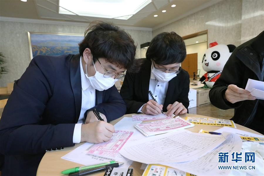 （國際疫情）（4）中國駐日本大使館向在日留學生發(fā)放&ldquo;健康包&rdquo;
