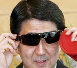 2015，安倍會繼續(xù)"暴走"嗎？