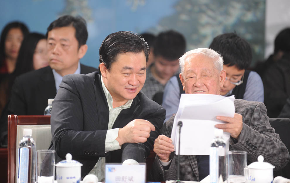 新華網(wǎng)董事長(zhǎng)、總裁田舒斌與軍事科學(xué)院原副院長(zhǎng)糜振玉在現(xiàn)場(chǎng)交流